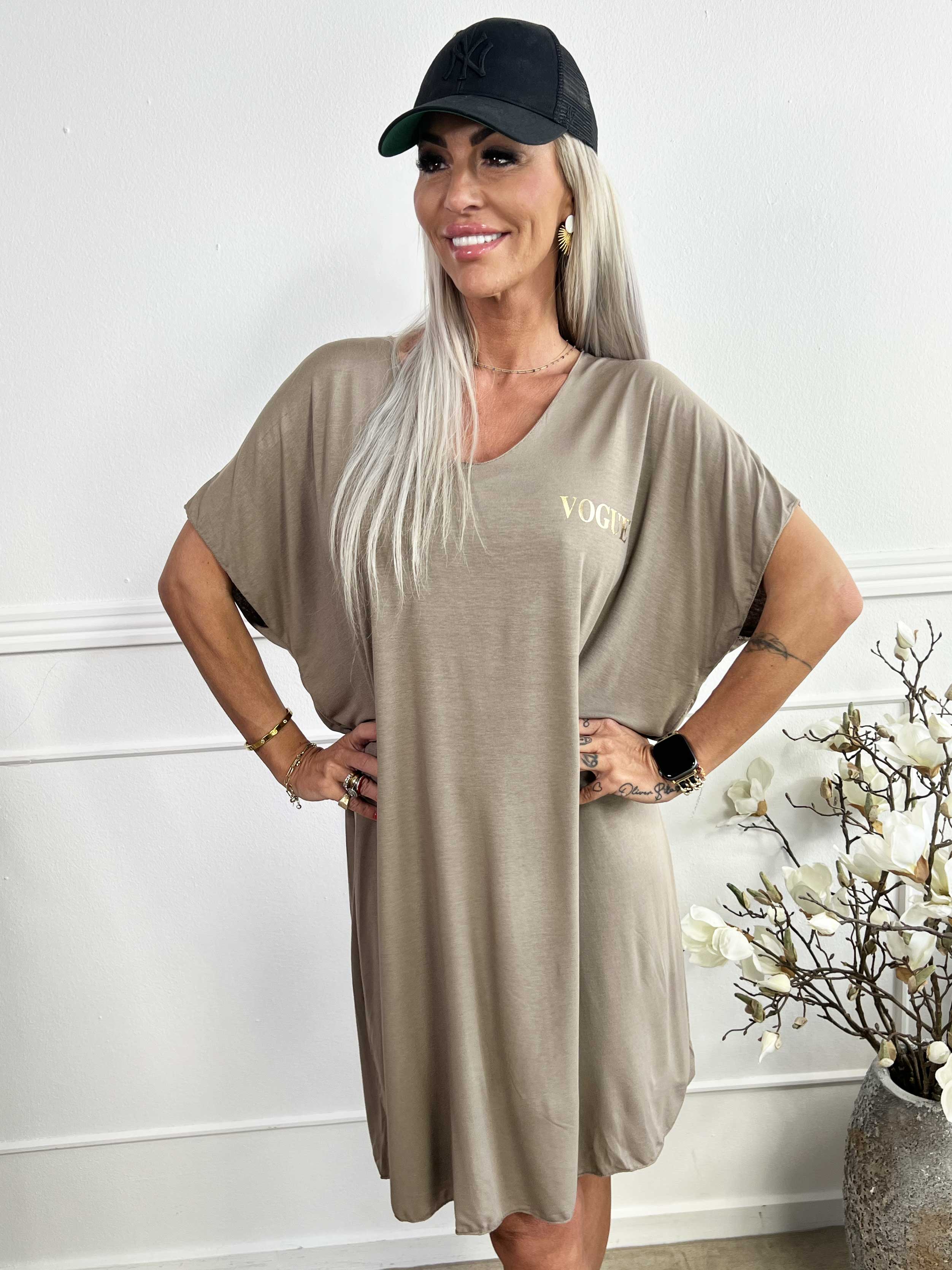 Ellen - Oversized t-shirtklänning i viskos med guldbokstäver